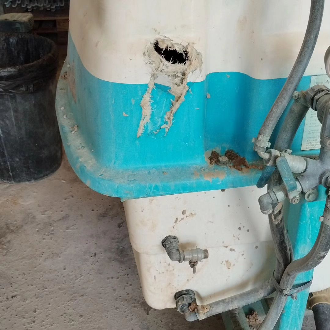 Un deposito en mal estado con un agujero en el