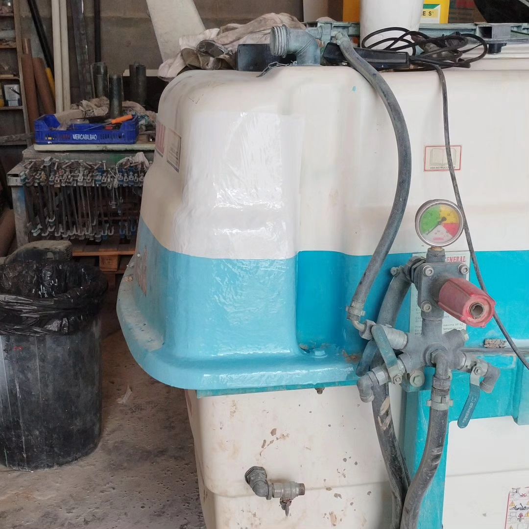 El deposito arreglado con la fuga y pintado